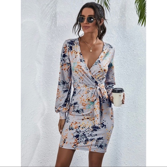 Surplice Front Printed Wrap Dress - Picture 4 of 6